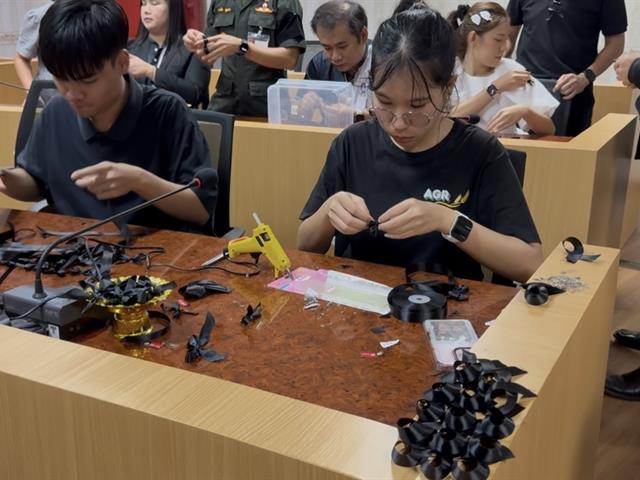 มหาวิทยาลัยพะเยาทำโบว์สีดำไว้อาลัย