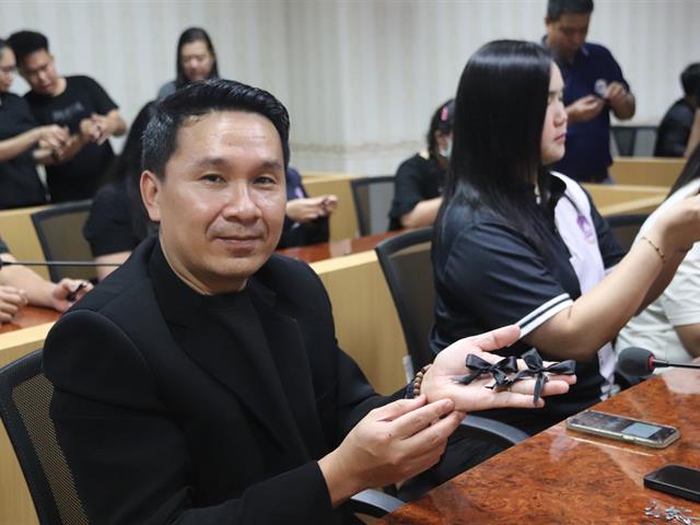 มหาวิทยาลัยพะเยาทำโบว์สีดำไว้อาลัย