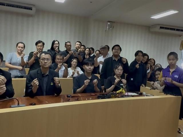 มหาวิทยาลัยพะเยาทำโบว์สีดำไว้อาลัย