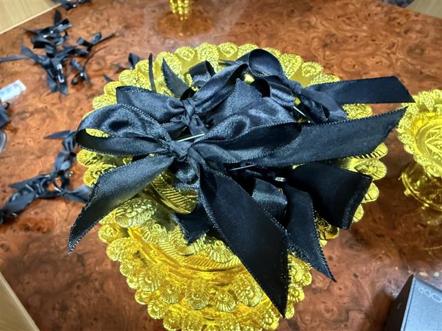 มหาวิทยาลัยพะเยาทำโบว์สีดำไว้อาลัย