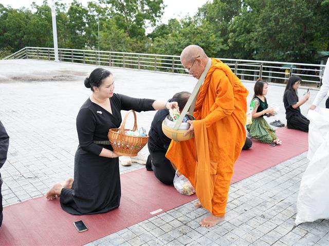 ม.พะเยา จัดพิธีตักบาตรถวายเป็นพระราชกุศล แด่สมเด็จพระพันปีหลวง