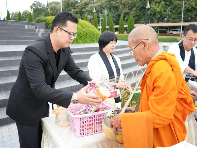 ม.พะเยา จัดพิธีตักบาตรถวายเป็นพระราชกุศล แด่สมเด็จพระพันปีหลวง