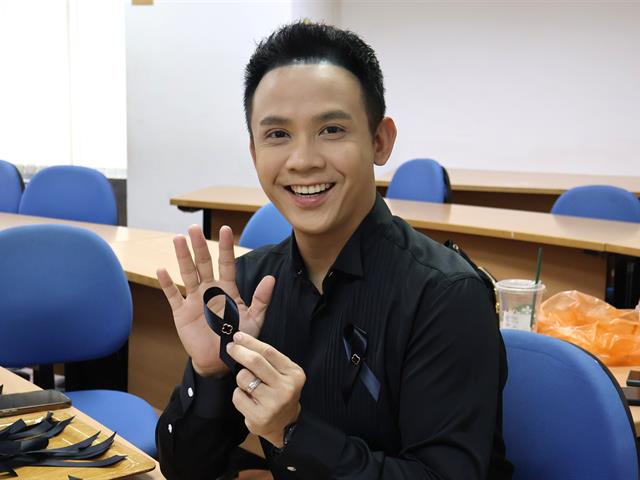 สโมสรนิสิตวิทยาลัยการจัดการ มหาวิทยาลัยพะเยา (กรุงเทพฯ)  กิจกรรมการเรียนรู้  การทำริบบิ้นดำ ถวายความอาลัยแด่สมเด็จพระนางเจ้าสิริกิติ์ พระบรมราชินีนาถ พระบรมราชชนนีพันปีหลวง