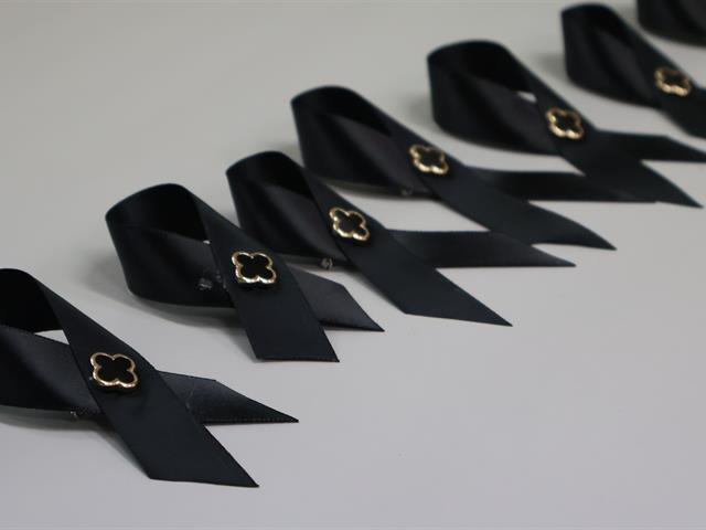 สโมสรนิสิตวิทยาลัยการจัดการ มหาวิทยาลัยพะเยา (กรุงเทพฯ)  กิจกรรมการเรียนรู้  การทำริบบิ้นดำ ถวายความอาลัยแด่สมเด็จพระนางเจ้าสิริกิติ์ พระบรมราชินีนาถ พระบรมราชชนนีพันปีหลวง