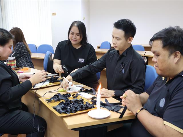 สโมสรนิสิตวิทยาลัยการจัดการ มหาวิทยาลัยพะเยา (กรุงเทพฯ)  กิจกรรมการเรียนรู้  การทำริบบิ้นดำ ถวายความอาลัยแด่สมเด็จพระนางเจ้าสิริกิติ์ พระบรมราชินีนาถ พระบรมราชชนนีพันปีหลวง