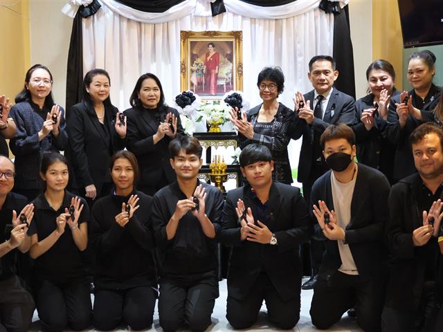 สโมสรนิสิตวิทยาลัยการจัดการ มหาวิทยาลัยพะเยา (กรุงเทพฯ)  กิจกรรมการเรียนรู้  การทำริบบิ้นดำ ถวายความอาลัยแด่สมเด็จพระนางเจ้าสิริกิติ์ พระบรมราชินีนาถ พระบรมราชชนนีพันปีหลวง