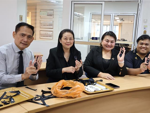 สโมสรนิสิตวิทยาลัยการจัดการ มหาวิทยาลัยพะเยา (กรุงเทพฯ)  กิจกรรมการเรียนรู้  การทำริบบิ้นดำ ถวายความอาลัยแด่สมเด็จพระนางเจ้าสิริกิติ์ พระบรมราชินีนาถ พระบรมราชชนนีพันปีหลวง