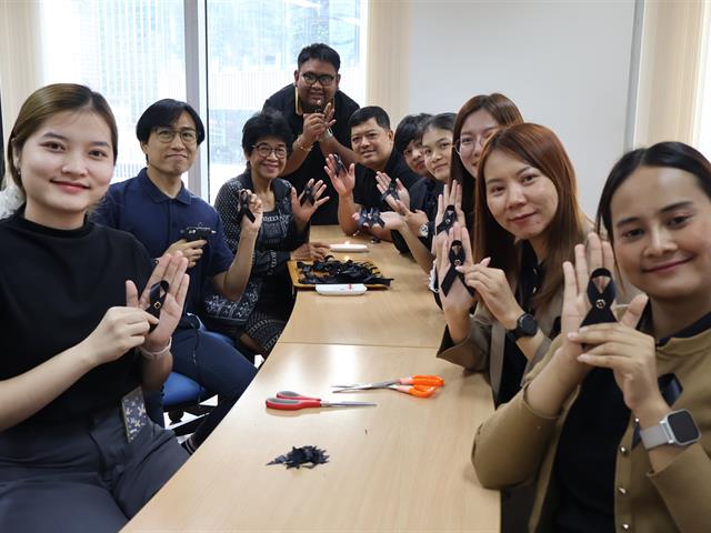 สโมสรนิสิตวิทยาลัยการจัดการ มหาวิทยาลัยพะเยา (กรุงเทพฯ)  กิจกรรมการเรียนรู้  การทำริบบิ้นดำ ถวายความอาลัยแด่สมเด็จพระนางเจ้าสิริกิติ์ พระบรมราชินีนาถ พระบรมราชชนนีพันปีหลวง