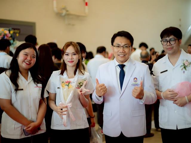 พิธีมัชฌิมนิเทศและมอบเสื้อกาวน์คณะเภสัชศาสตร์ ประจำปีการศึกษา 2568