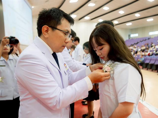 พิธีมัชฌิมนิเทศและมอบเสื้อกาวน์คณะเภสัชศาสตร์ ประจำปีการศึกษา 2568