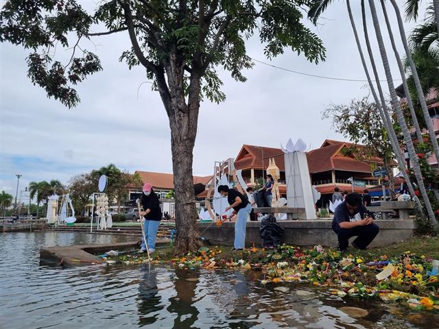 เก็บขยะลอยกระทง