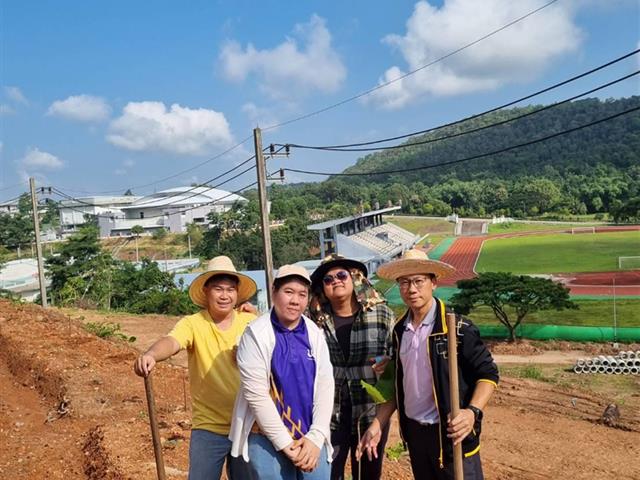 กองกิจการนิสิต ร่วมกับ กองอาคารสถานที่ ปลูกต้นคำมอกหลวง