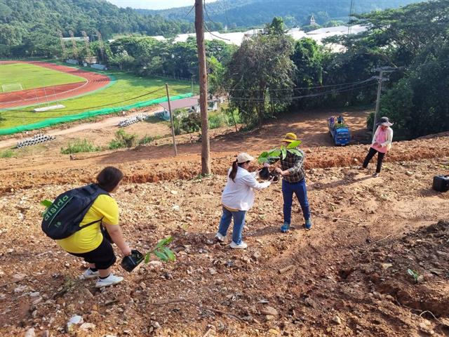 กองกิจการนิสิต ร่วมกับ กองอาคารสถานที่ ปลูกต้นคำมอกหลวง