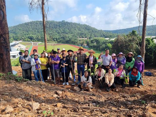 กองกิจการนิสิต ร่วมกับ กองอาคารสถานที่ ปลูกต้นคำมอกหลวง