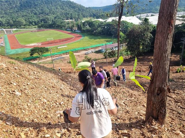 ศูนย์ปฏิบัติการจิตอาสา กองกิจการนิสิต ร่วมกับ กองอาคารสถานที่ ปลูกต้นคำมอกหลวง