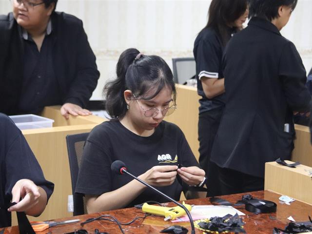 จัดกิจกรรม "ร่วมทำโบว์สีดำ ไว้อาลัย"