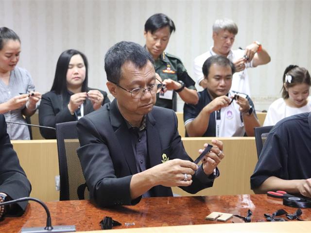 จัดกิจกรรม "ร่วมทำโบว์สีดำ ไว้อาลัย"