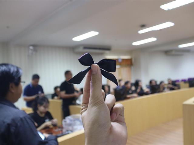 จัดกิจกรรม "ร่วมทำโบว์สีดำ ไว้อาลัย"