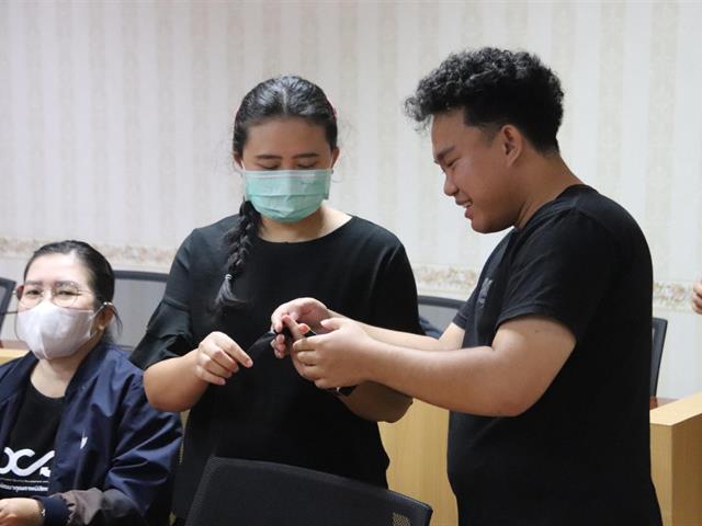 จัดกิจกรรม "ร่วมทำโบว์สีดำ ไว้อาลัย"