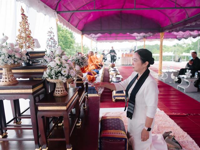 ตักบาตรบำเพ็ญพระราชกุศล