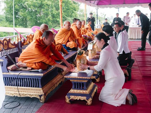 ตักบาตรบำเพ็ญพระราชกุศล