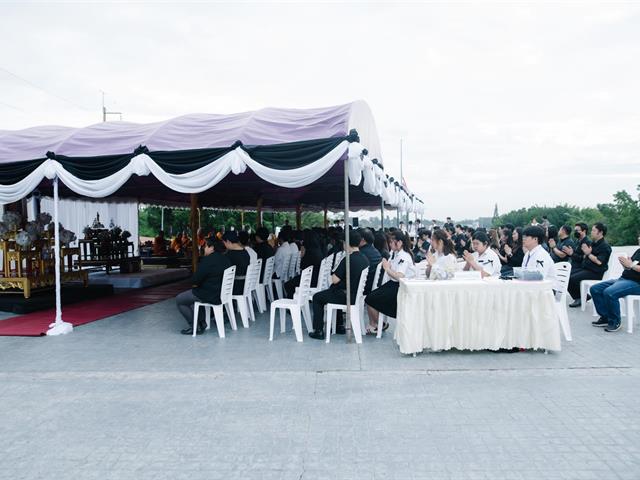 ตักบาตรบำเพ็ญพระราชกุศล