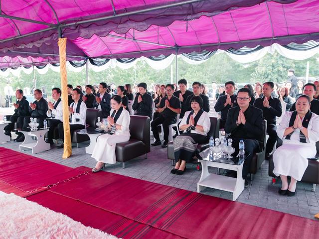 ตักบาตรบำเพ็ญพระราชกุศล