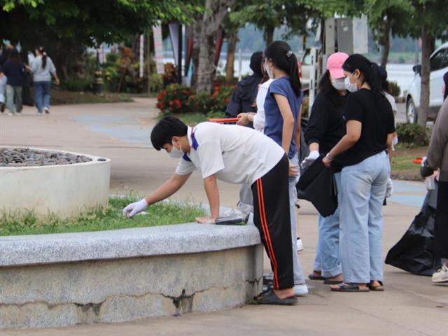 มหาวิทยาลัยพะเยา จัดกิจกรรมจิตอาสาเก็บขยะหลังเทศกาลลอยกระทง