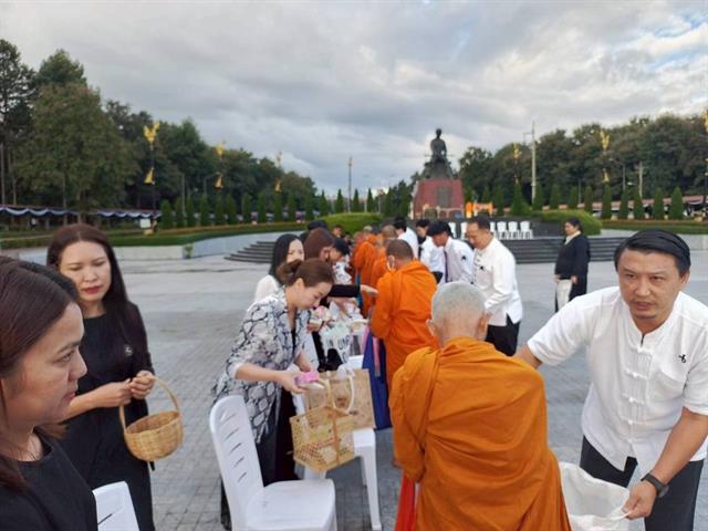 วิทยาเขตเชียงราย ร่วมกิจกรรมตักบาตรบำเพ็ญพระราชกุศล