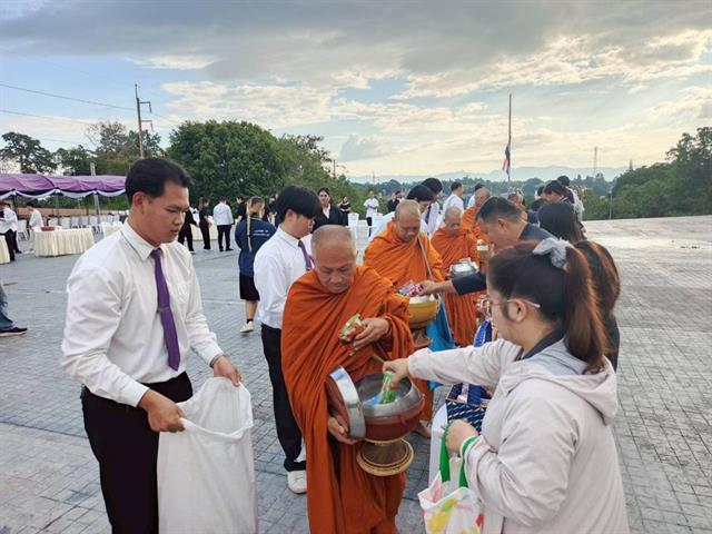 วิทยาเขตเชียงราย ร่วมกิจกรรมตักบาตรบำเพ็ญพระราชกุศล