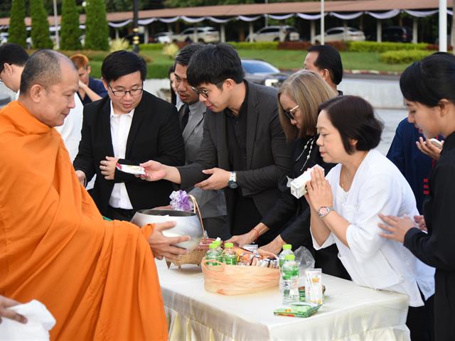 คณะสถาปัตยกรรมศาสตร์และศิลปกรรมศาสตร์ ร่วมตักบาตรถวายเป็นพระราชกุศล