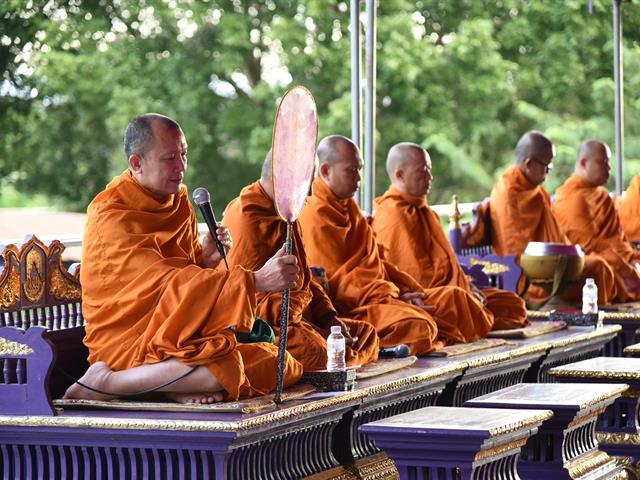 คณะสถาปัตยกรรมศาสตร์และศิลปกรรมศาสตร์ ร่วมตักบาตรถวายเป็นพระราชกุศล