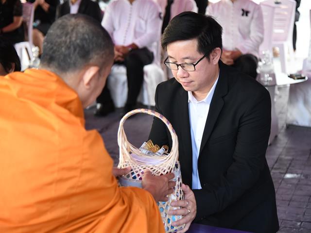 คณะสถาปัตยกรรมศาสตร์และศิลปกรรมศาสตร์ ร่วมตักบาตรถวายเป็นพระราชกุศล