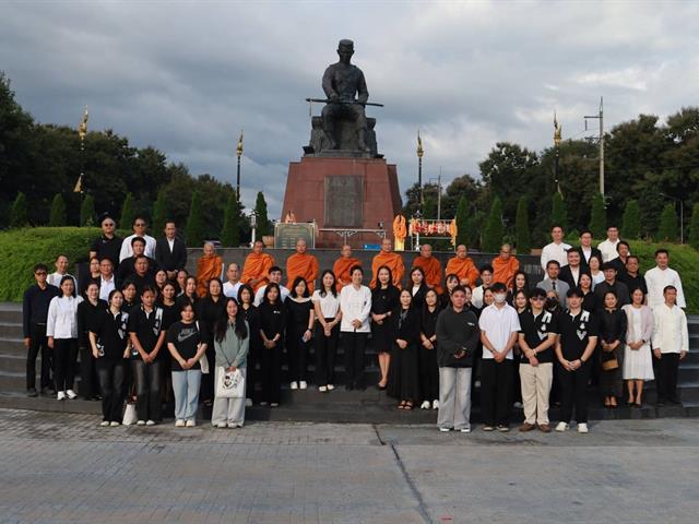 ตัวแทนคณะนิติศาสตร์ มหาวิทยาลัยพะเยา เข้าร่วมกิจกรรมตักบาตรบำเพ็ญพระราชกุศลถวายแด่สมเด็จพระนางเจ้าสิริกิติ์ พระบรมราชินีนาถ พระบรมราชชนนีพันปีหลวง