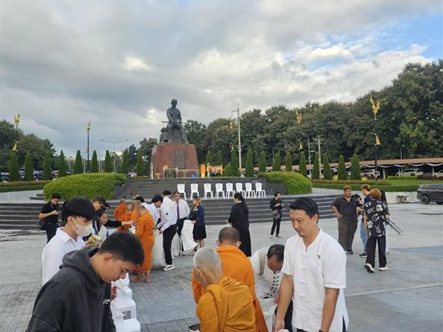 ตัวแทนคณะนิติศาสตร์ มหาวิทยาลัยพะเยา เข้าร่วมกิจกรรมตักบาตรบำเพ็ญพระราชกุศลถวายแด่สมเด็จพระนางเจ้าสิริกิติ์ พระบรมราชินีนาถ พระบรมราชชนนีพันปีหลวง