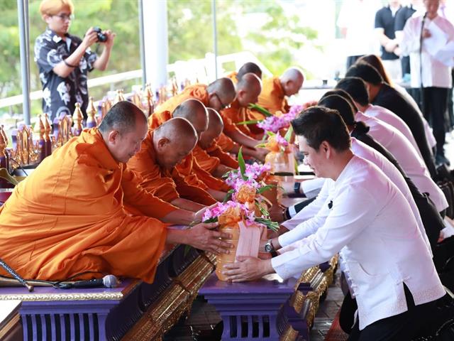 ตัวแทนคณะนิติศาสตร์ มหาวิทยาลัยพะเยา เข้าร่วมกิจกรรมตักบาตรบำเพ็ญพระราชกุศลถวายแด่สมเด็จพระนางเจ้าสิริกิติ์ พระบรมราชินีนาถ พระบรมราชชนนีพันปีหลวง