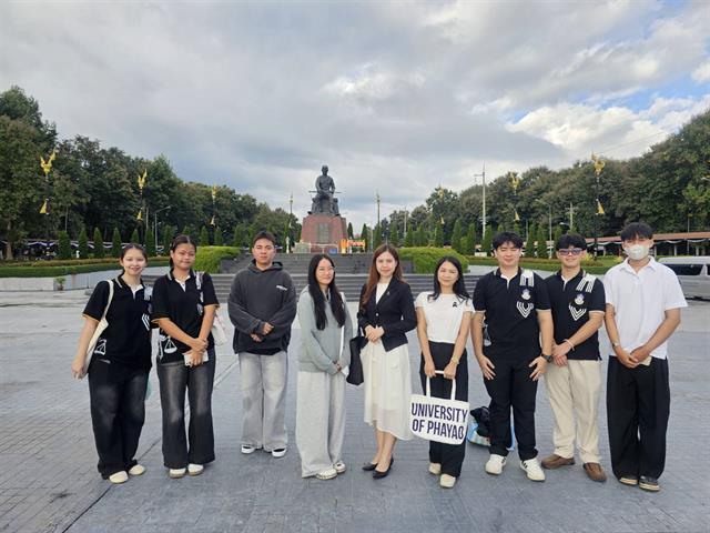 ตัวแทนคณะนิติศาสตร์ มหาวิทยาลัยพะเยา เข้าร่วมกิจกรรมตักบาตรบำเพ็ญพระราชกุศลถวายแด่สมเด็จพระนางเจ้าสิริกิติ์ พระบรมราชินีนาถ พระบรมราชชนนีพันปีหลวง