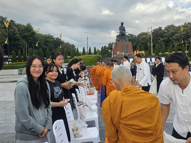 ตัวแทนคณะนิติศาสตร์ มหาวิทยาลัยพะเยา เข้าร่วมกิจกรรมตักบาตรบำเพ็ญพระราชกุศลถวายแด่สมเด็จพระนางเจ้าสิริกิติ์ พระบรมราชินีนาถ พระบรมราชชนนีพันปีหลวง