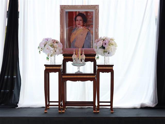 ตัวแทนคณะนิติศาสตร์ มหาวิทยาลัยพะเยา เข้าร่วมกิจกรรมตักบาตรบำเพ็ญพระราชกุศลถวายแด่สมเด็จพระนางเจ้าสิริกิติ์ พระบรมราชินีนาถ พระบรมราชชนนีพันปีหลวง