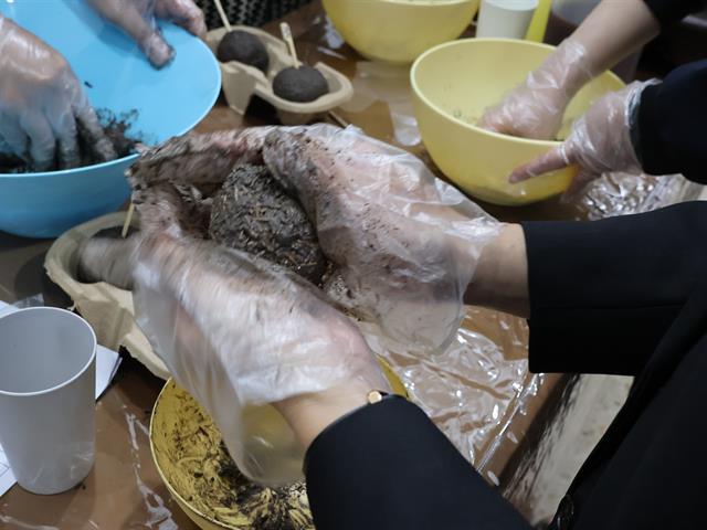 วิทยาลัยการจัดการ มหาวิทยาลัยพะเยา ร่วมกิจกรรม “ปั้น EM Ball บำบัดน้ำเพื่อน้องหิ่งห้อย” ณ อาคาร Wave Place กรุงเทพมหานคร