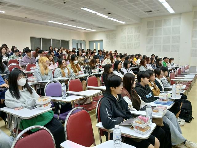 สาขาวิชาภาษาจีน คณะศิลปศาสตร์ จัดโครงการภาษาจีนเพื่อวิชาชีพ ประจำปีงบประมาณ 2569 หัวข้อ “กลยุทธ์การล่ามภาษาจีนในสถานการณ์ทางวิชาชีพ” เพื่อยกระดับทักษะการทำงานในบริบทสากล