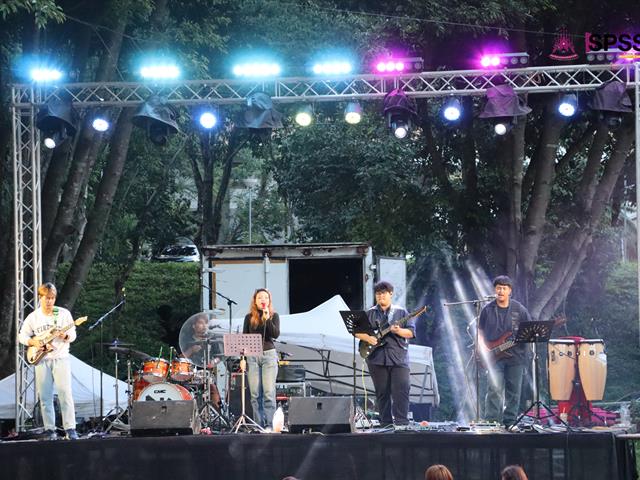 คณะรัฐศาสตร์และสังคมศาสตร์ 