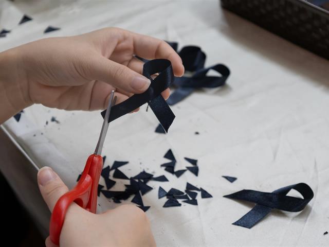 คณะศิลปศาสตร์จัดกิจกรรมประดิษฐ์โบว์สีดำเพื่อแจกจ่ายแก่นิสิตและประชาชนทั่วไป