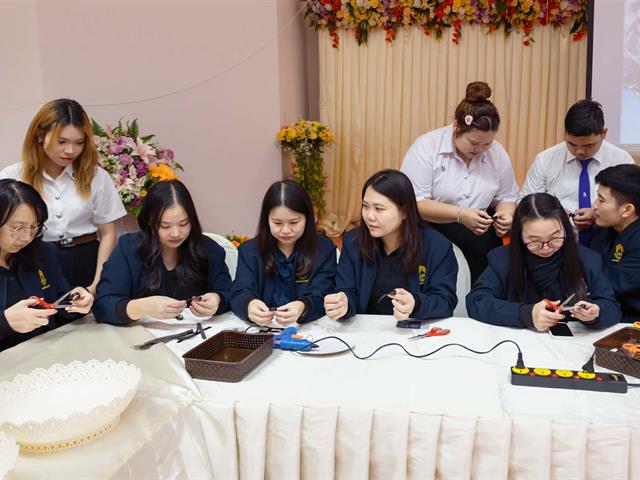 คณะศิลปศาสตร์จัดกิจกรรมประดิษฐ์โบว์สีดำเพื่อแจกจ่ายแก่นิสิตและประชาชนทั่วไป