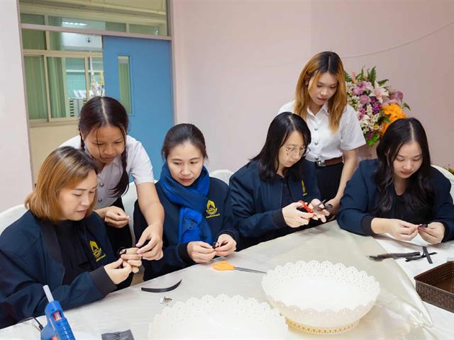 คณะศิลปศาสตร์จัดกิจกรรมประดิษฐ์โบว์สีดำเพื่อแจกจ่ายแก่นิสิตและประชาชนทั่วไป