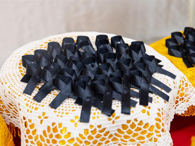 คณะศิลปศาสตร์จัดกิจกรรมประดิษฐ์โบว์สีดำเพื่อแจกจ่ายแก่นิสิตและประชาชนทั่วไป