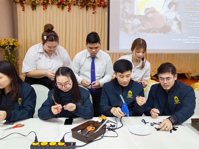 คณะศิลปศาสตร์จัดกิจกรรมประดิษฐ์โบว์สีดำเพื่อแจกจ่ายแก่นิสิตและประชาชนทั่วไป