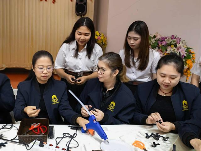 คณะศิลปศาสตร์จัดกิจกรรมประดิษฐ์โบว์สีดำเพื่อแจกจ่ายแก่นิสิตและประชาชนทั่วไป