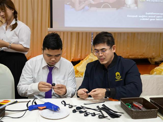 คณะศิลปศาสตร์จัดกิจกรรมประดิษฐ์โบว์สีดำเพื่อแจกจ่ายแก่นิสิตและประชาชนทั่วไป