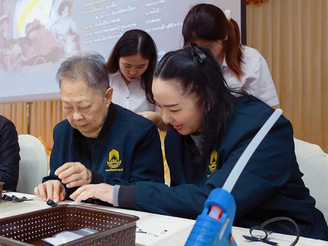 คณะศิลปศาสตร์จัดกิจกรรมประดิษฐ์โบว์สีดำเพื่อแจกจ่ายแก่นิสิตและประชาชนทั่วไป